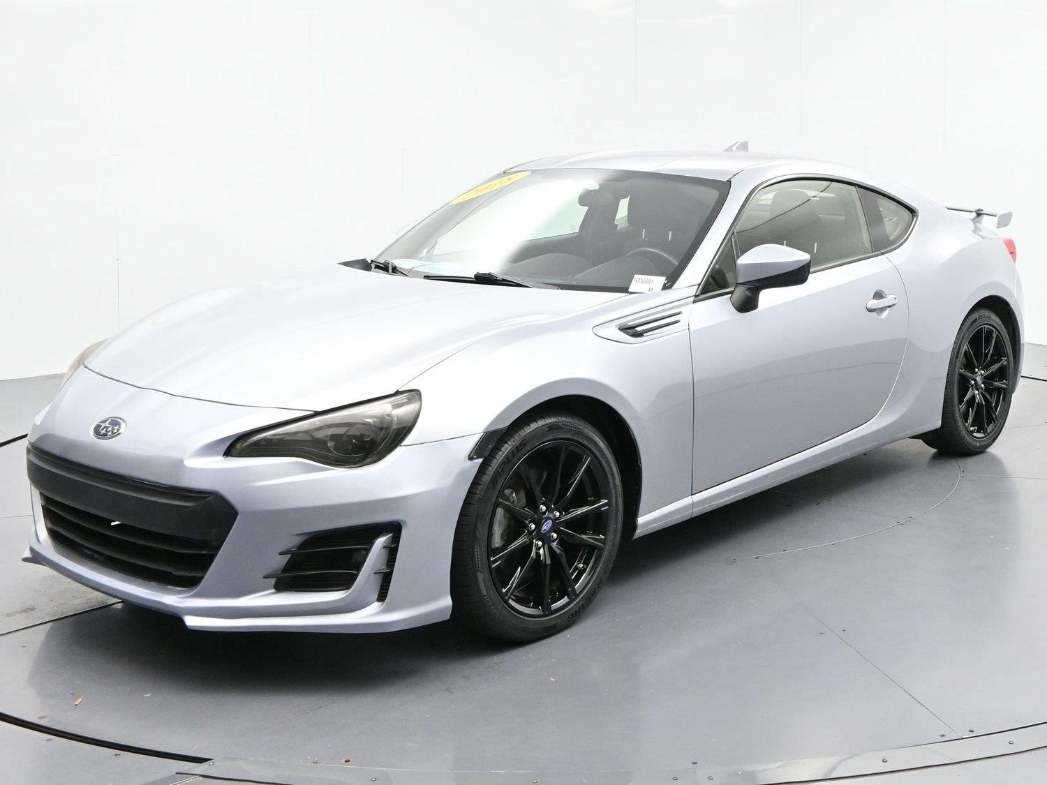 Used 2018  Subaru Premium image 3