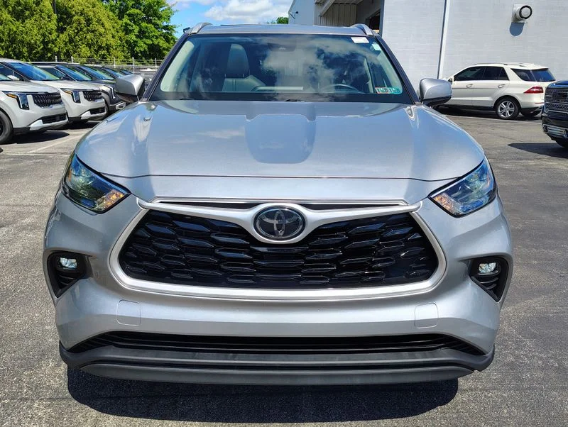 Used 2022 Silver Toyota XLE image 2