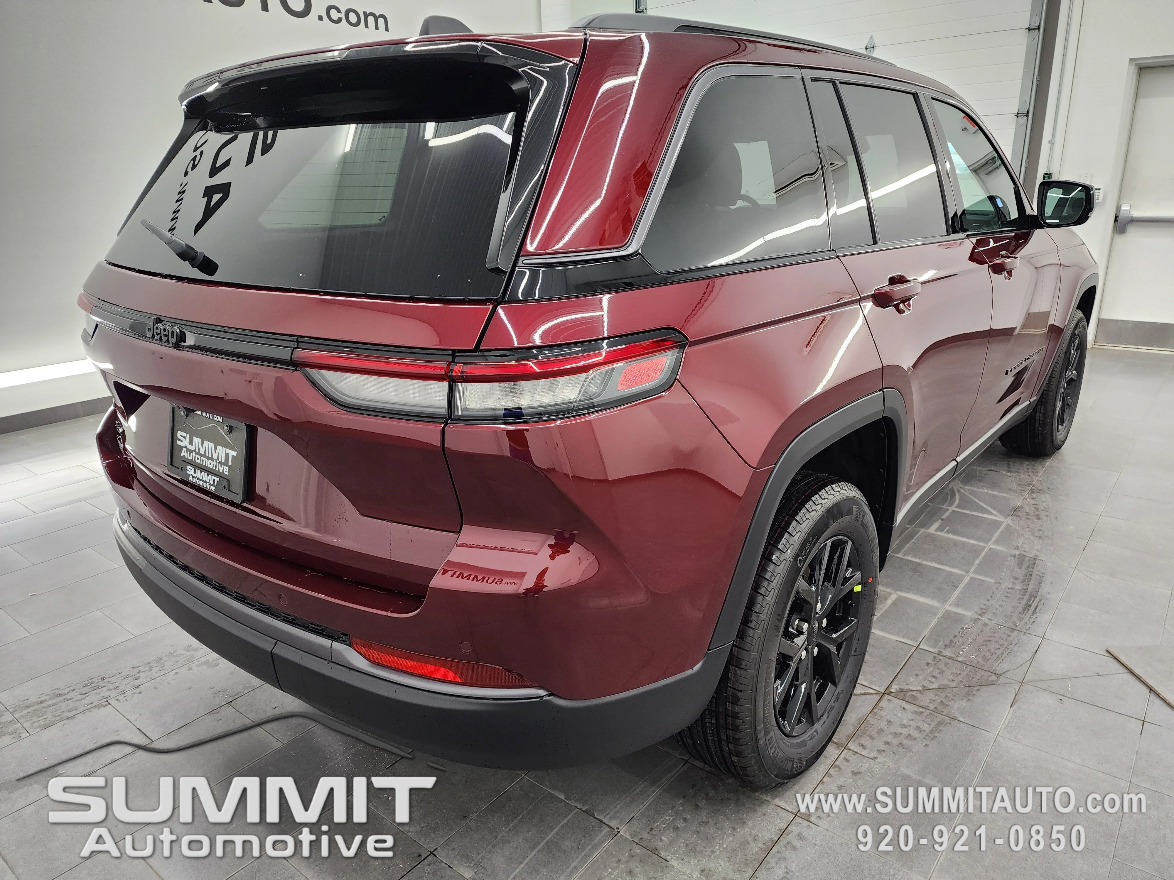 New 2026 Velvet Red Pearl-Coat Exterior Paint Jeep Altitude image 5