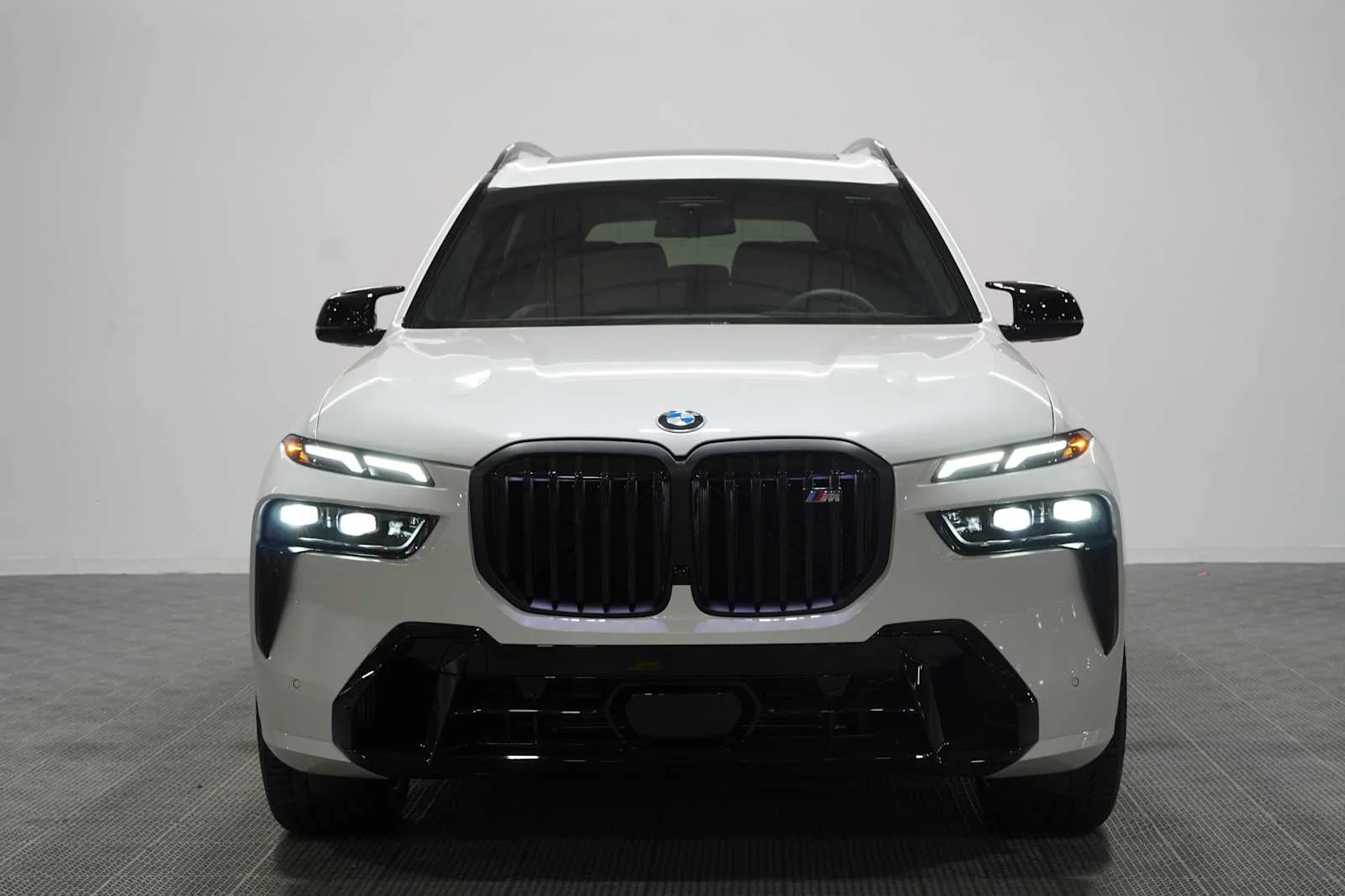 Used 2027 Mineral White Metallic BMW M60i image 2