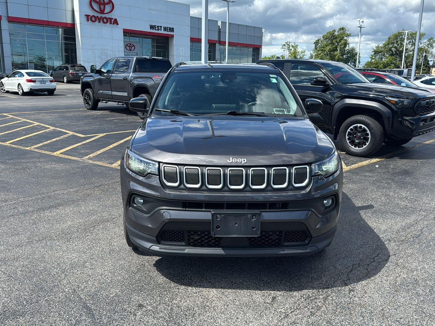 Used 2022  Jeep Latitude image 2