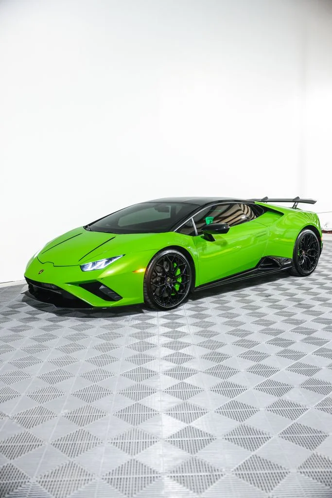 Used 2021 Green Lamborghini Base image 22