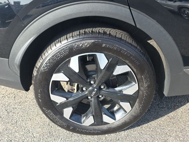 Used 2023 Black Kia X-Line image 9