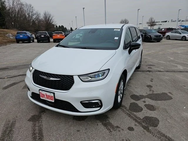 2026 Chrysler Pacifica Select's photo