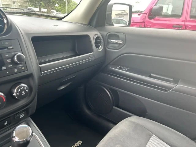 Used 2017 Blue Jeep Latitude image 13