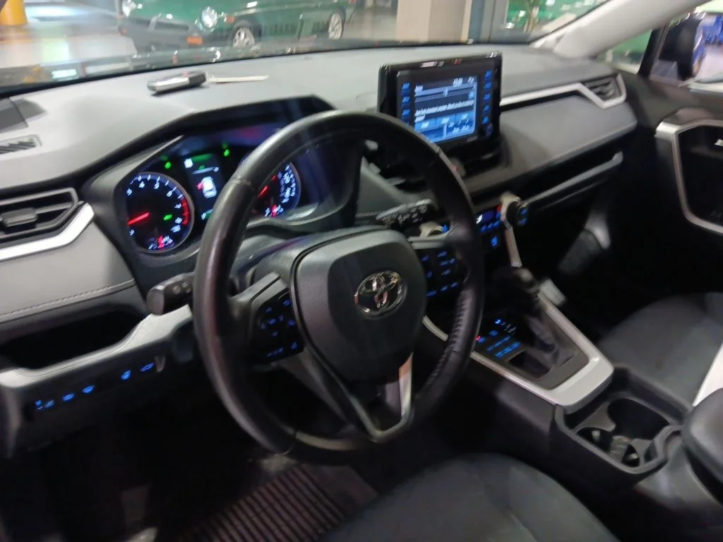 Used 2020 Midnight Black Metallic Toyota XLE image 5