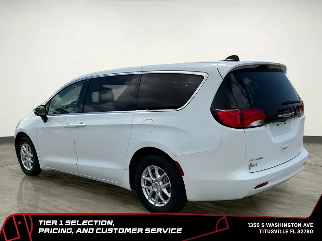 Used 2023 White Chrysler LX image 3