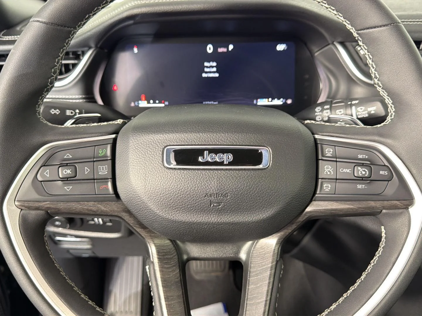 Used 2024 Diamond Black Crystal Pearlcoat Jeep Limited image 43
