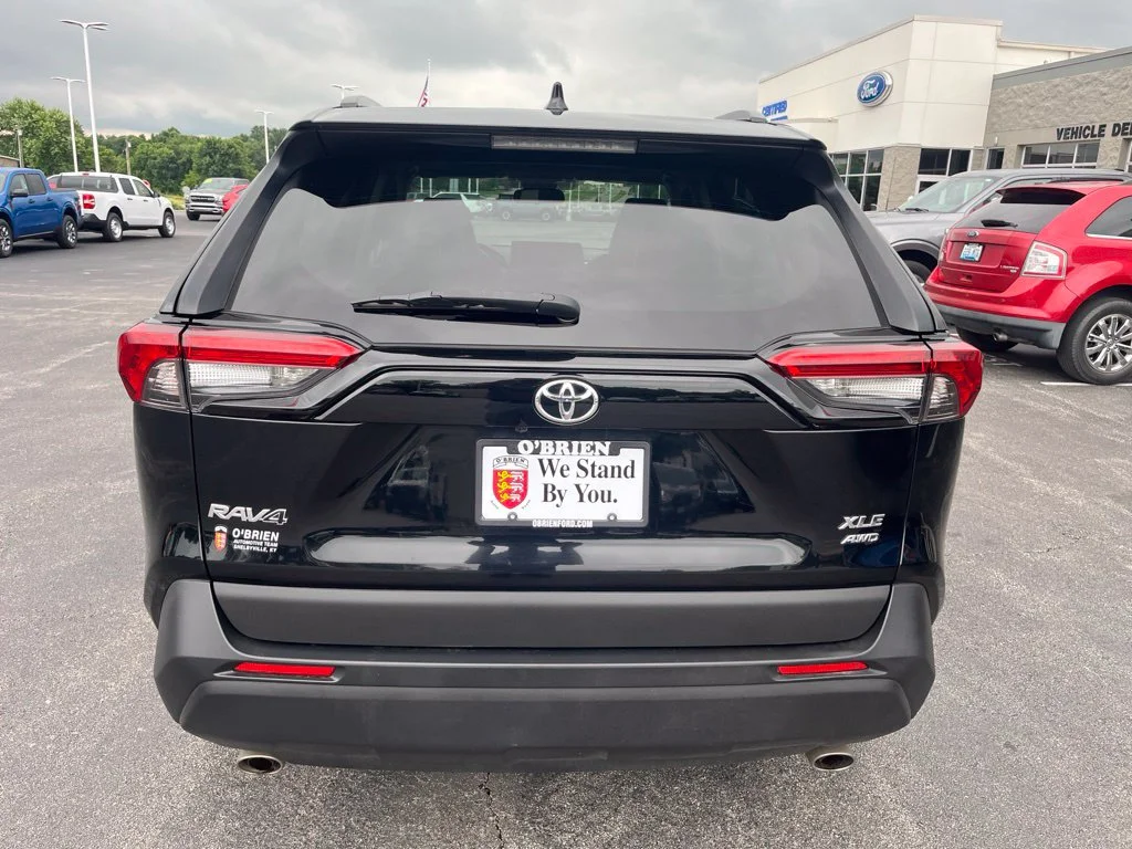 Used 2020 Midnight Black Metallic Toyota XLE Premium image 4