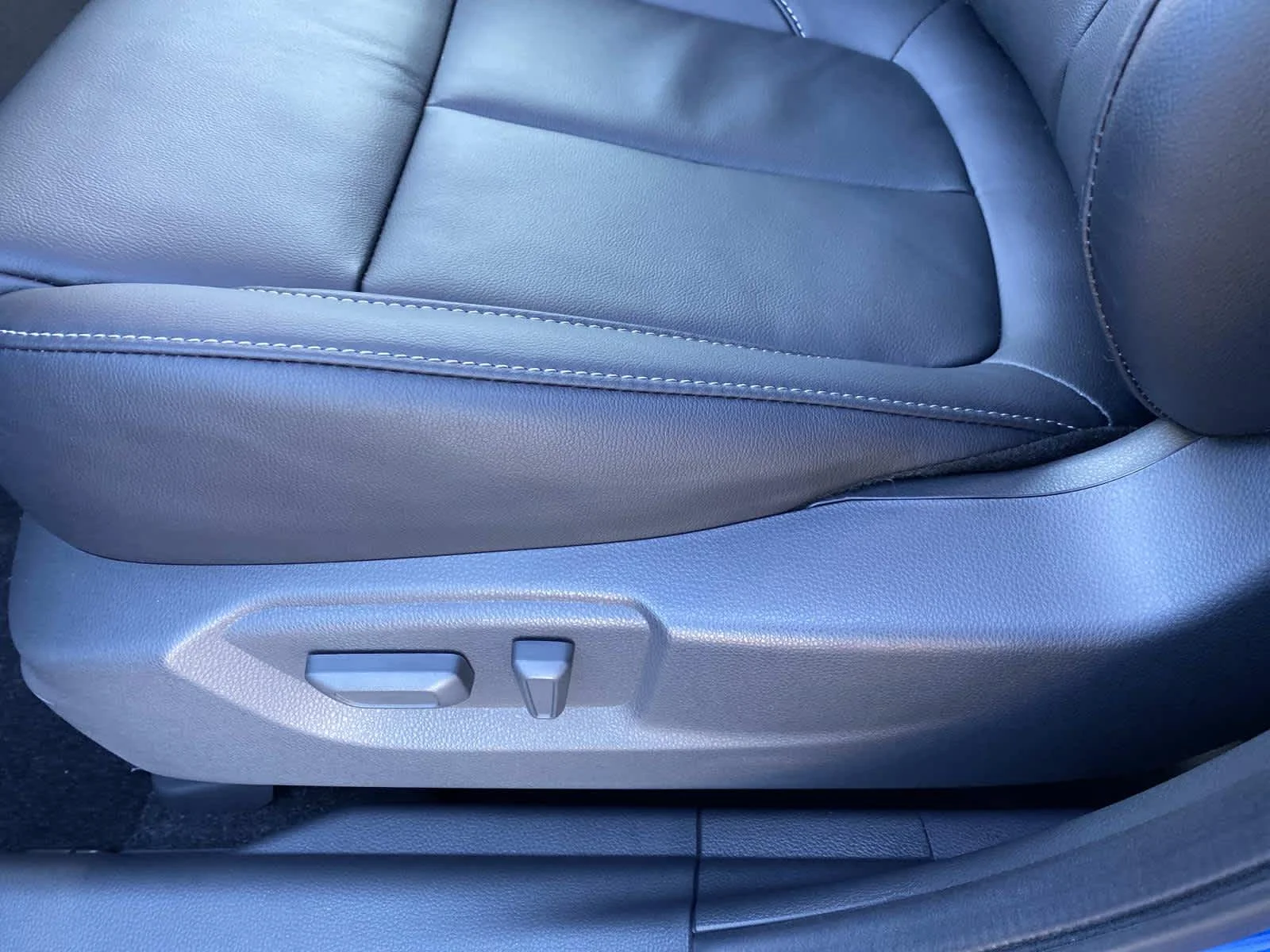 New 2026 Lightning Blue Metallic Mitsubishi SEL image 9