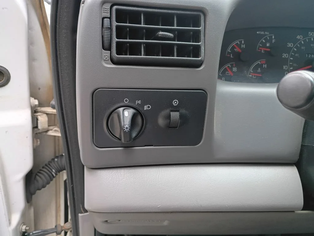 Used 2001 Oxford White Clearcoat Ford XL image 17