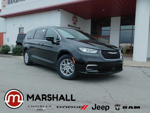 2025 Chrysler Pacifica Select's photo