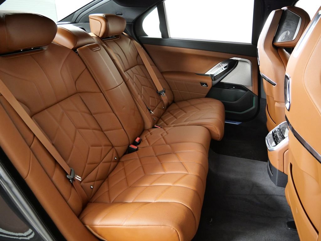 2025 BMW 7 Series 750e - Photo 27