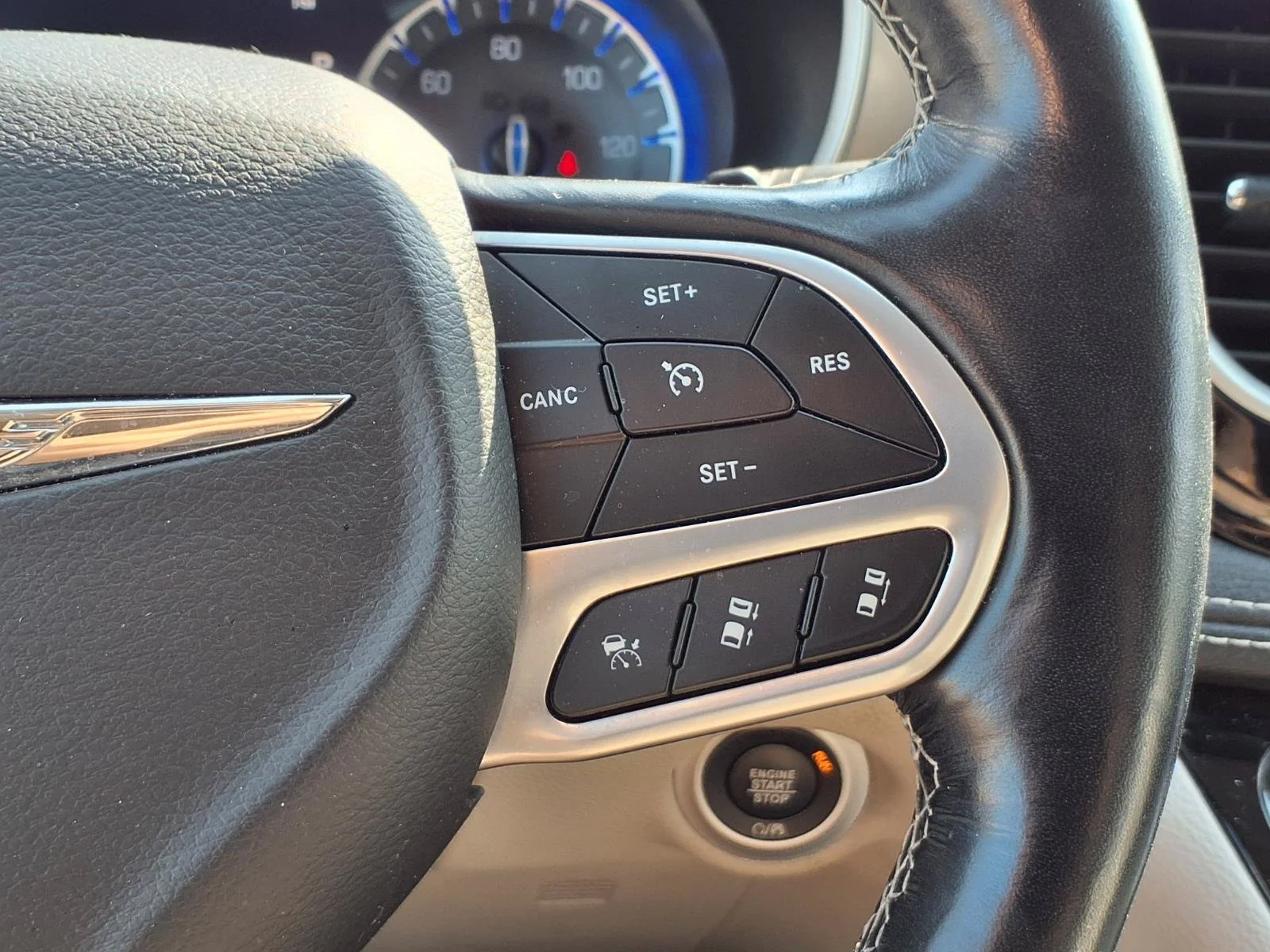 Used 2021 Luxury White Pearlcoat Chrysler Touring L image 18