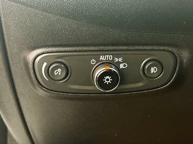 Used 2018 IRIDESCENT PEARL TRICOAT Chevrolet Premier image 11
