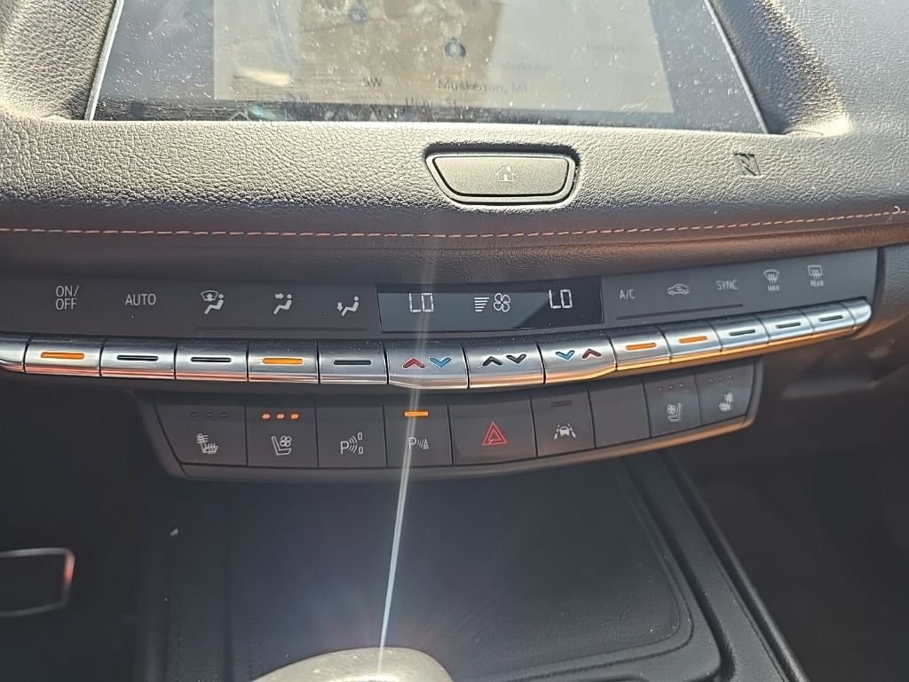 Used 2019  Cadillac Sport image 12