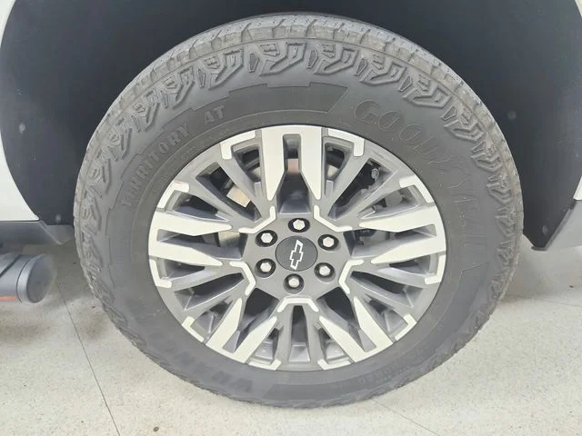 Used 2025 White Chevrolet Z71 image 15