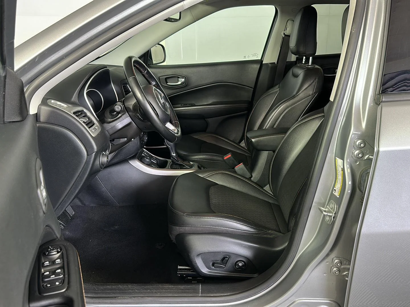 Used 2021 Billet Silver Metallic Clearcoat Jeep Latitude image 8