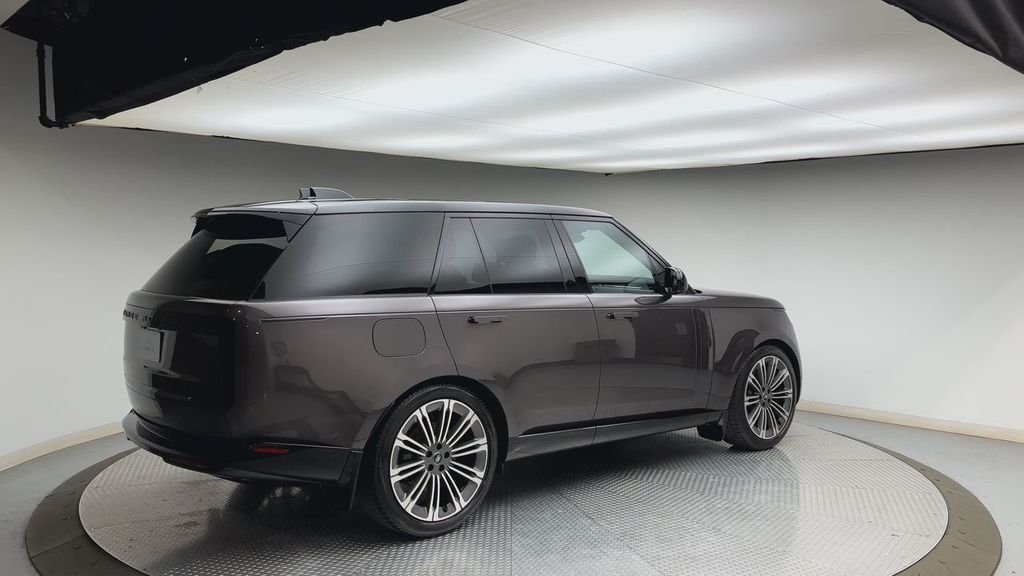 Used 2024 Charente Gray Premium Metallic Land Rover SE image 2