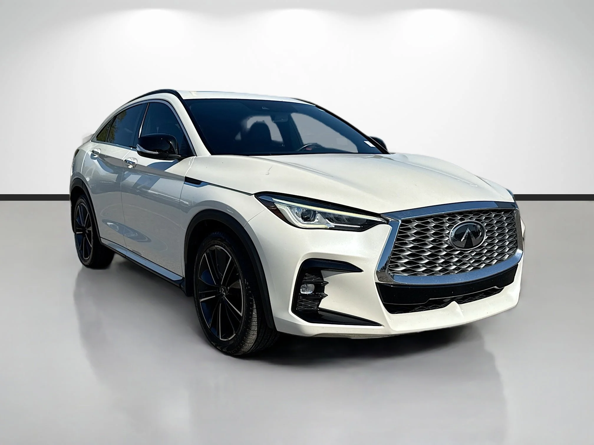 Used 2022 Majestic White INFINITI LUXE image 1