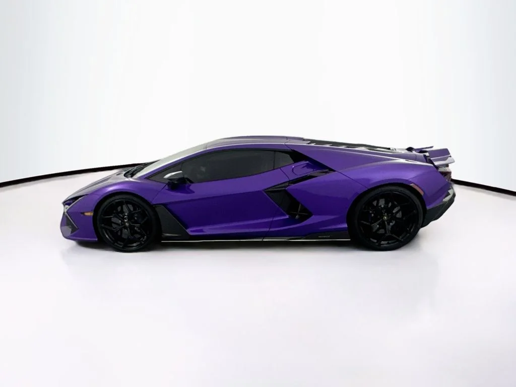 Used 2024  Lamborghini  image 8