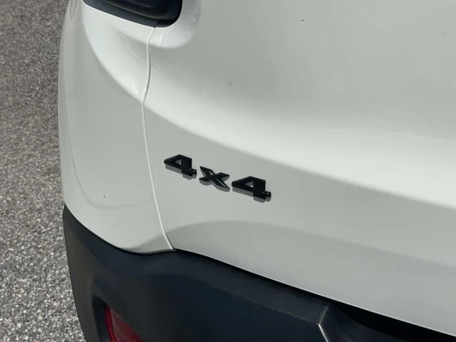 Used 2023 White Jeep Altitude image 9