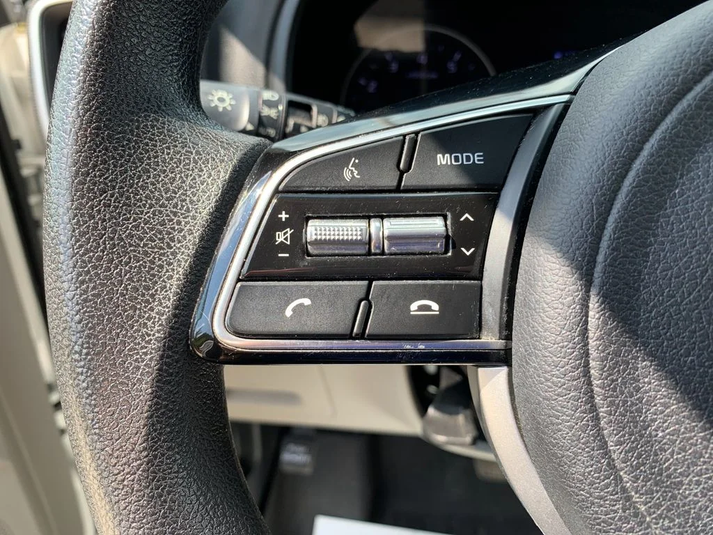 Used 2022 White Kia LX image 26