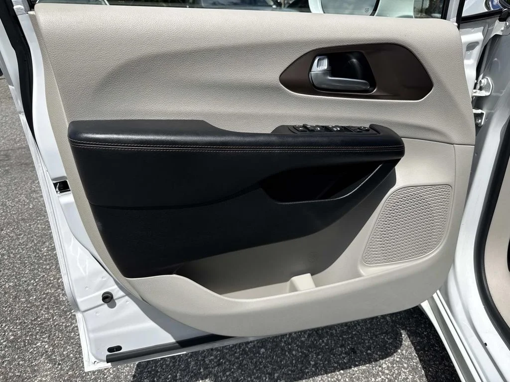 Used 2018 White Chrysler Touring L image 21