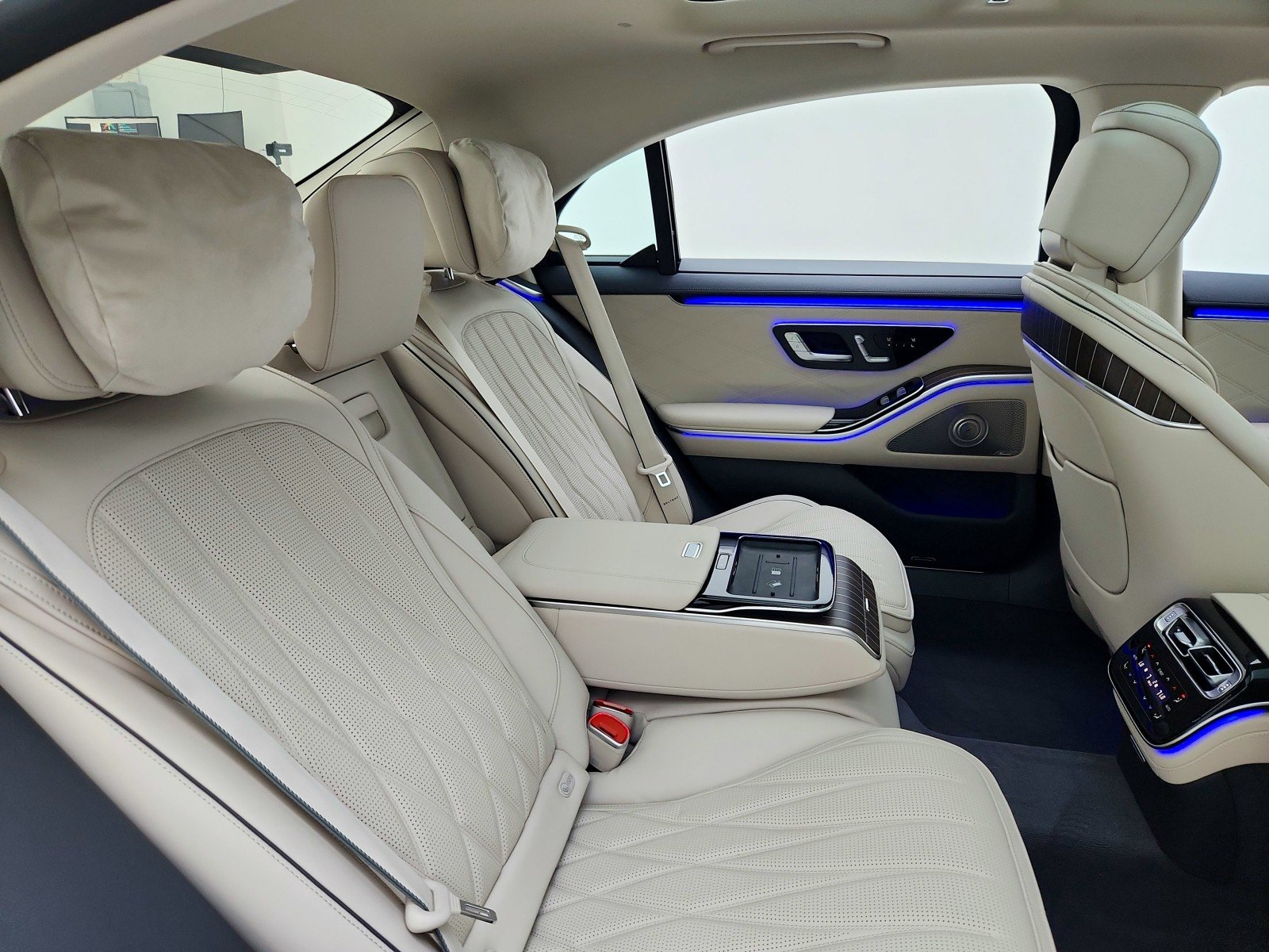 New 2026 MANUFAKTUR Moonlight White Metallic Mercedes-Benz AMG® S 63 E 4MATIC Sedan image 21