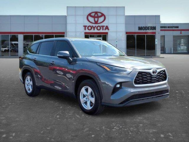 2025 Toyota Highlander LE - Photo 8