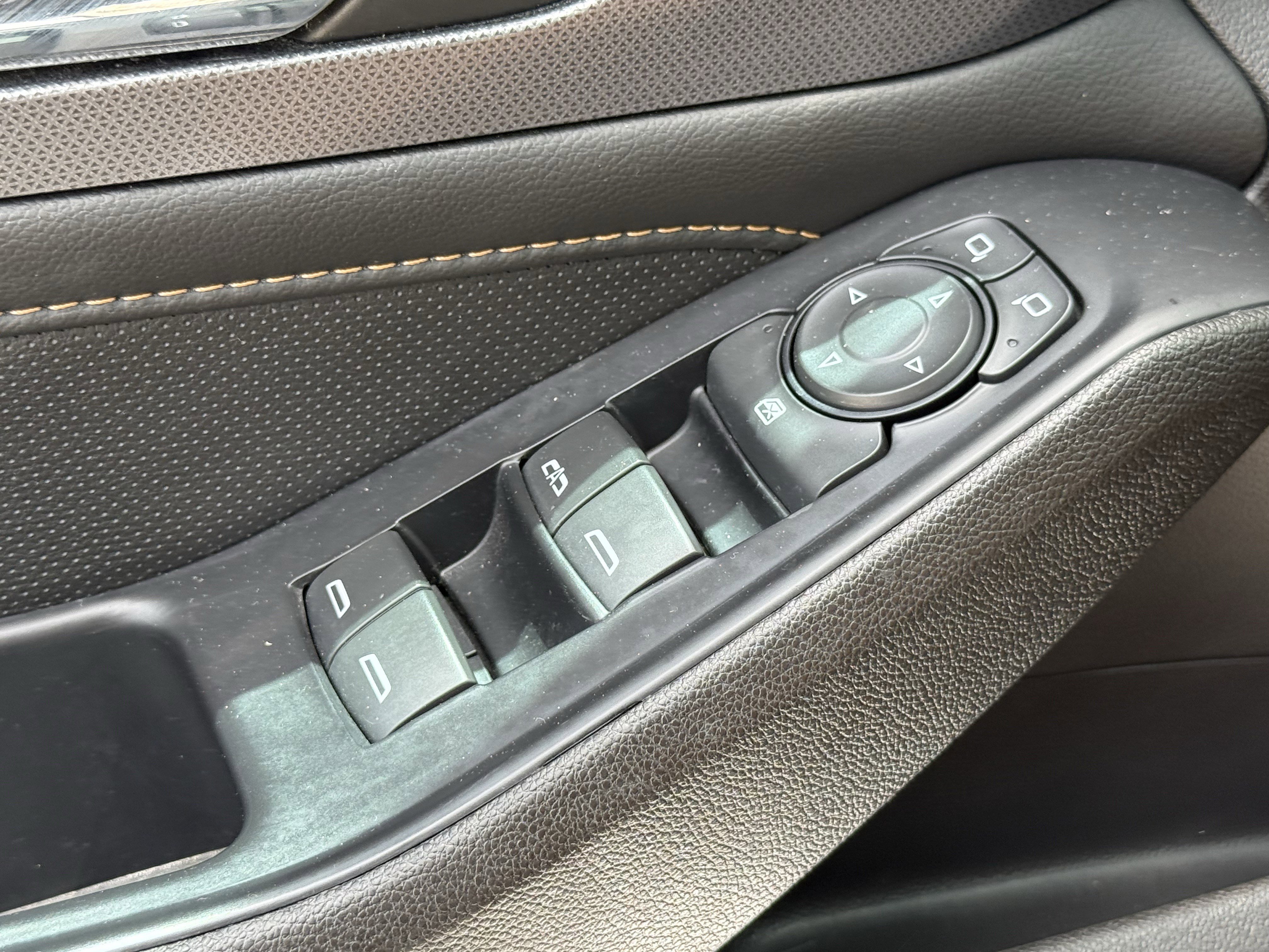Used 2021 Silver Ice Metallic Chevrolet Premier image 25