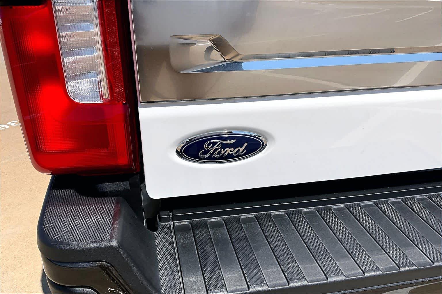 Used 2025 Star White Metallic Tri-Coat/Darkened Bronze Ford King Ranch image 31