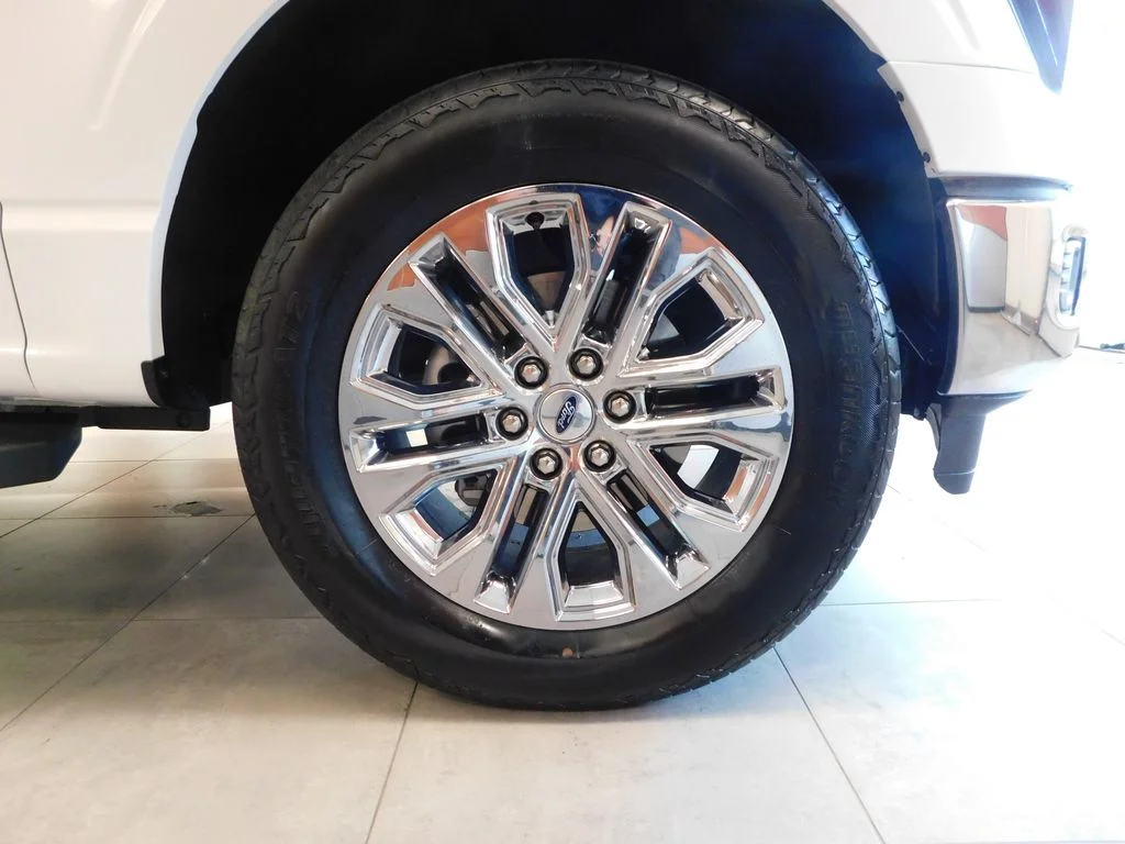 Certified Used 2025 Oxford White Ford Lariat image 9