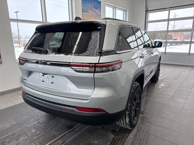 New 2026 Silver Zynith Exterior Paint Jeep Altitude image 5