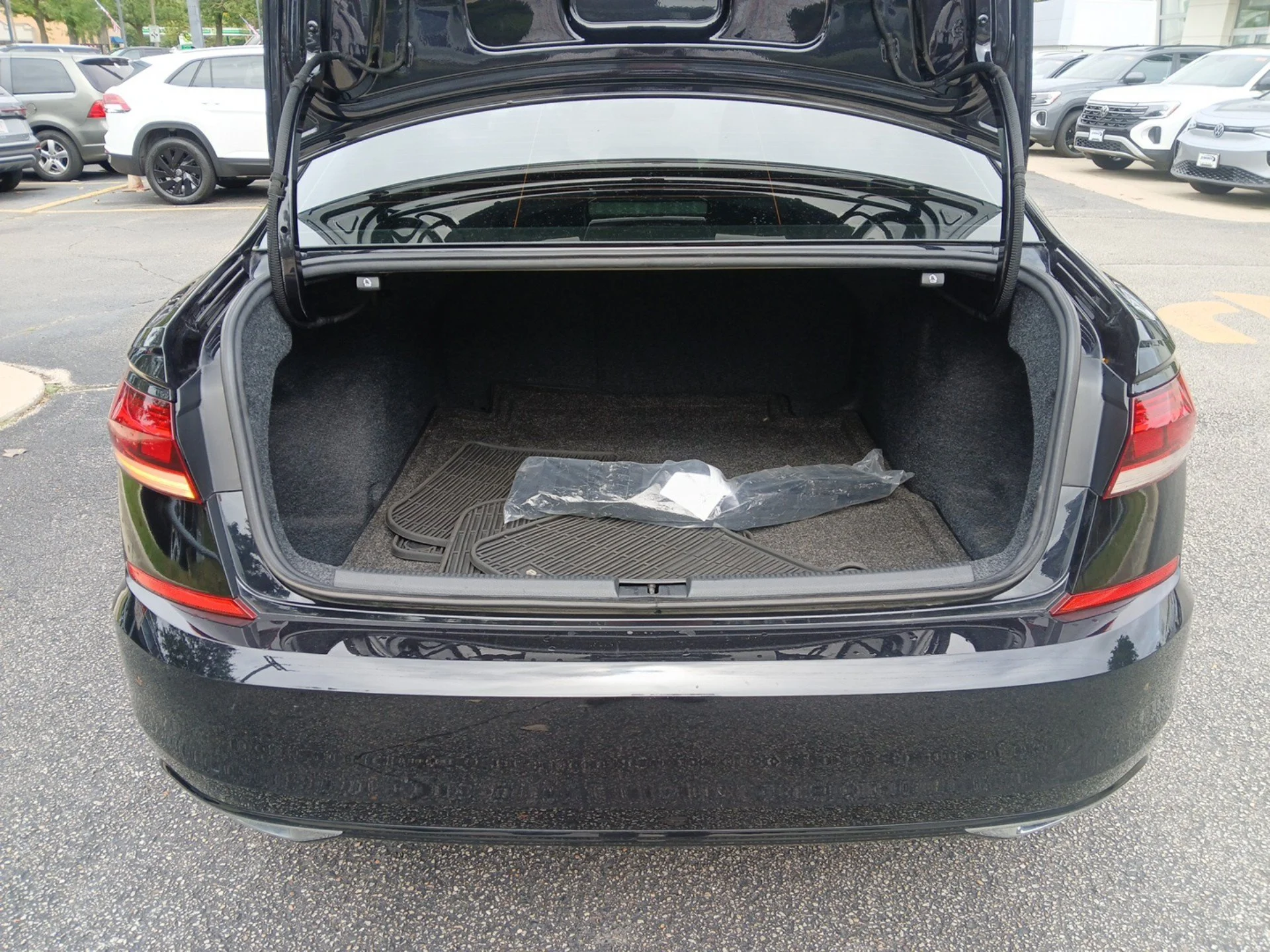 Used 2020 Deep Black Pearl Volkswagen 2.0T R-Line image 23