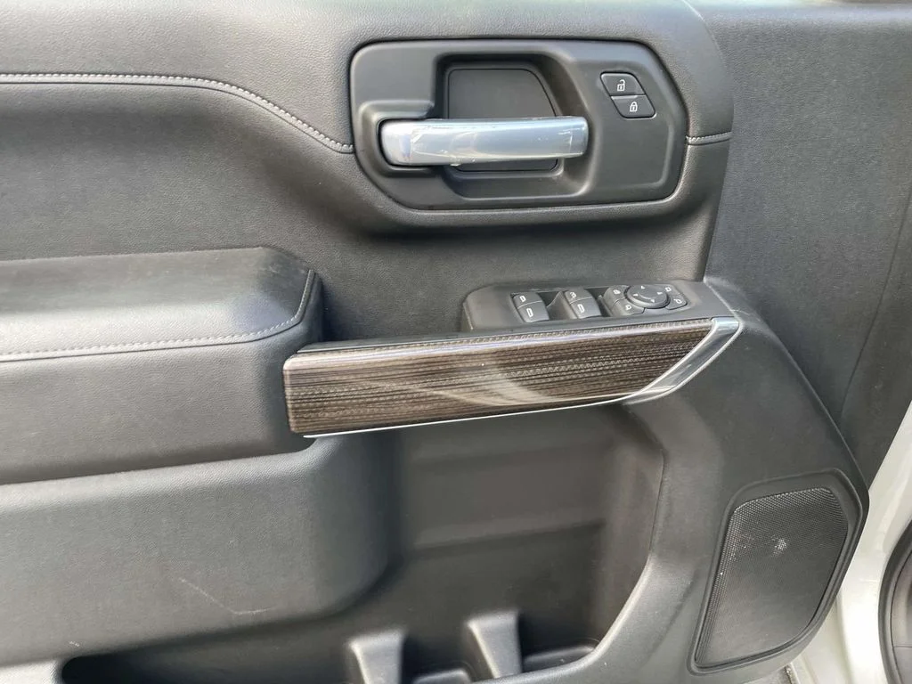 Used 2021 SILVER ICE METALLIC Chevrolet LT image 18