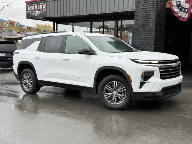 2025 Chevrolet Traverse photo 2
