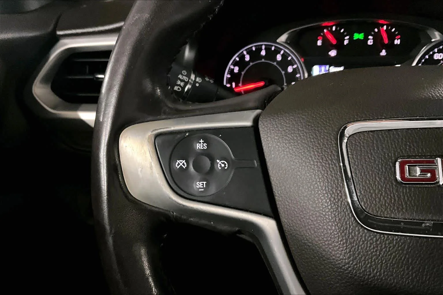Used 2018 Iridium Metallic GMC SLT image 23