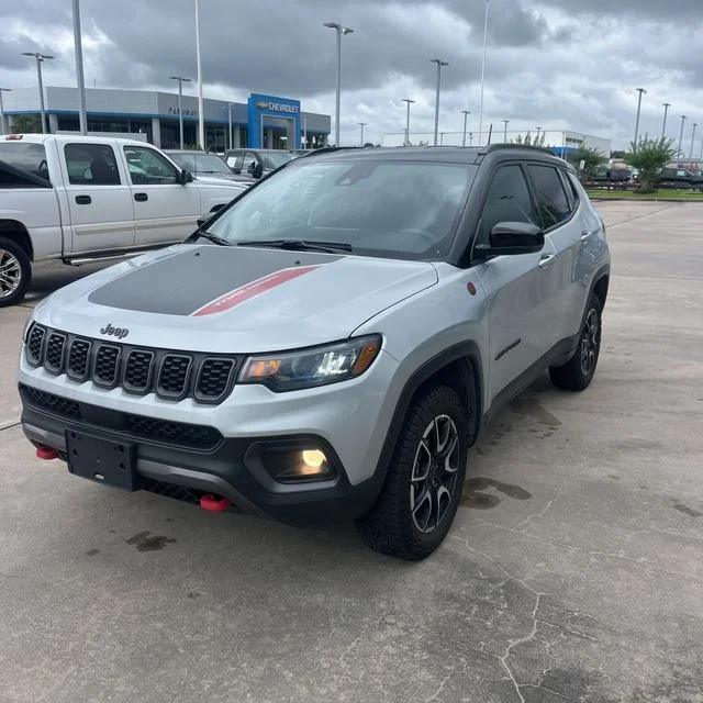 Used 2025 Silver Zynith Metallic Clearcoat Jeep Trailhawk image 1