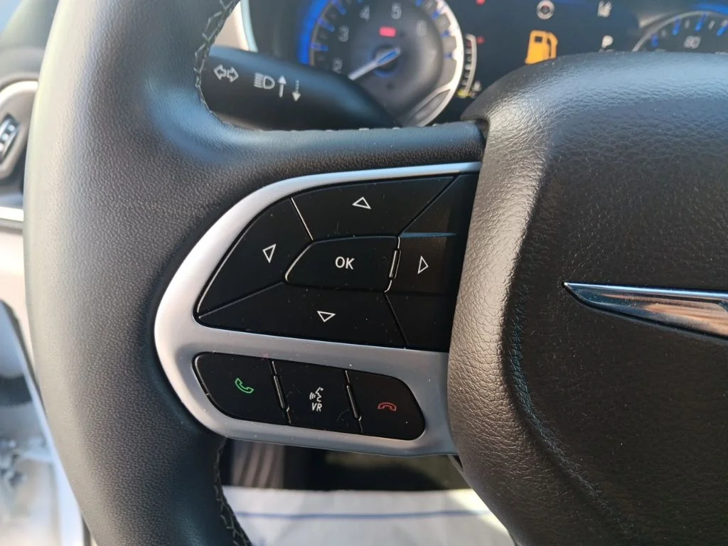 Used 2022 Bright White Clearcoat Chrysler Touring L image 17