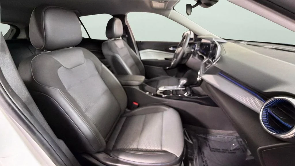 Used 2025 Summit White Chevrolet LT image 33