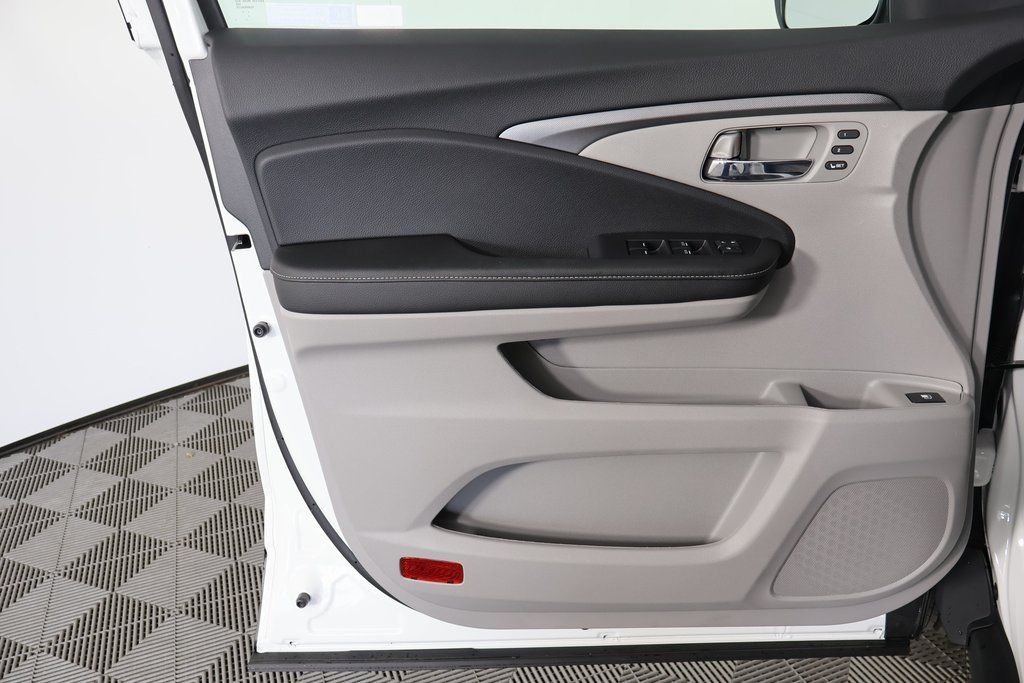 New 2026 Platinum White Pearl Honda RTL image 7