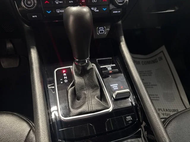 Used 2024  Jeep Limited image 29
