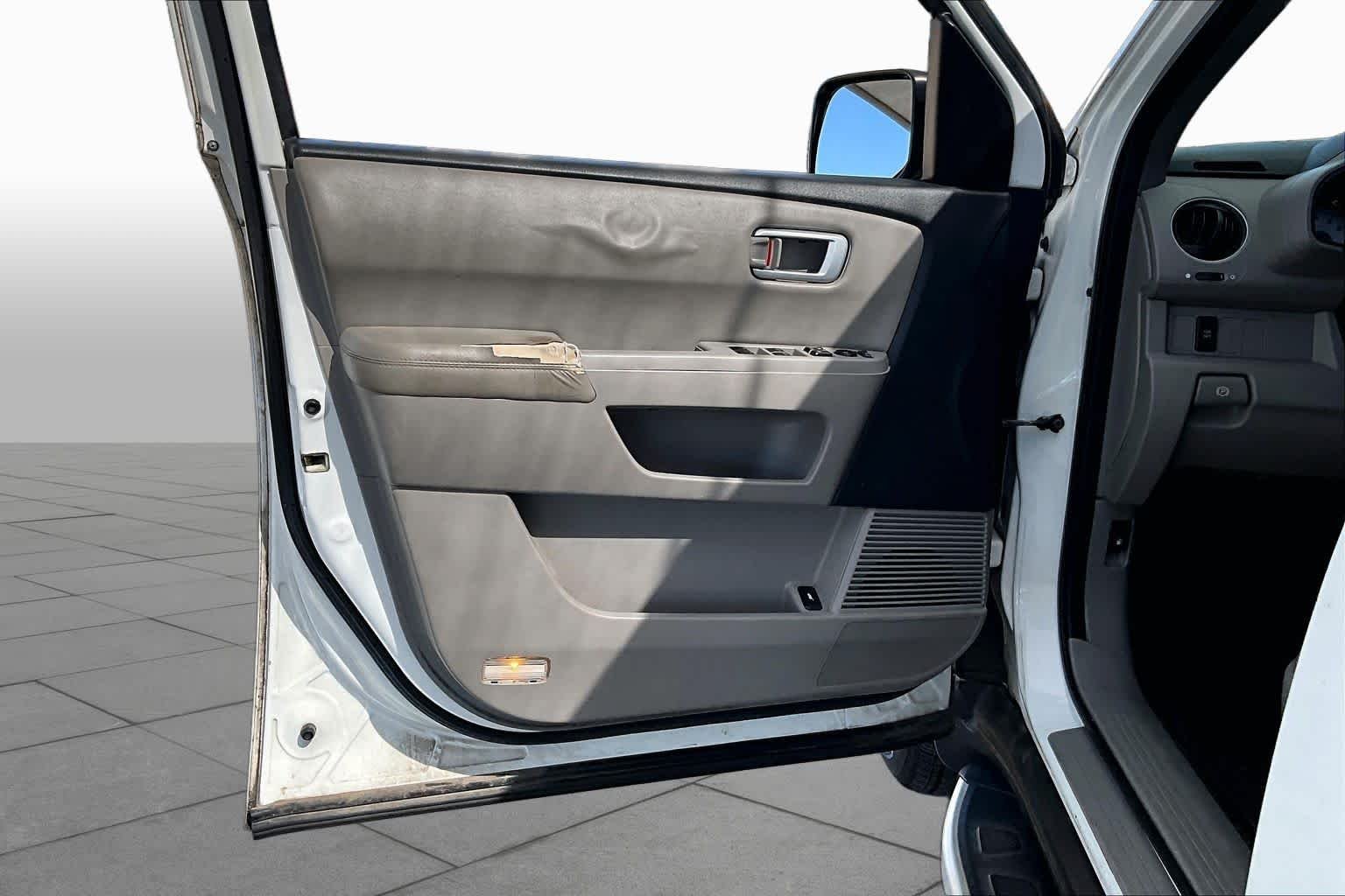 Used 2011 Taffeta White Honda EX-L image 20