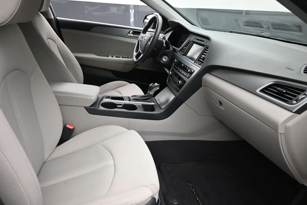 Used 2017 Black Hyundai SE image 9