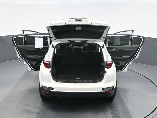 Used 2022 White Kia LX image 27