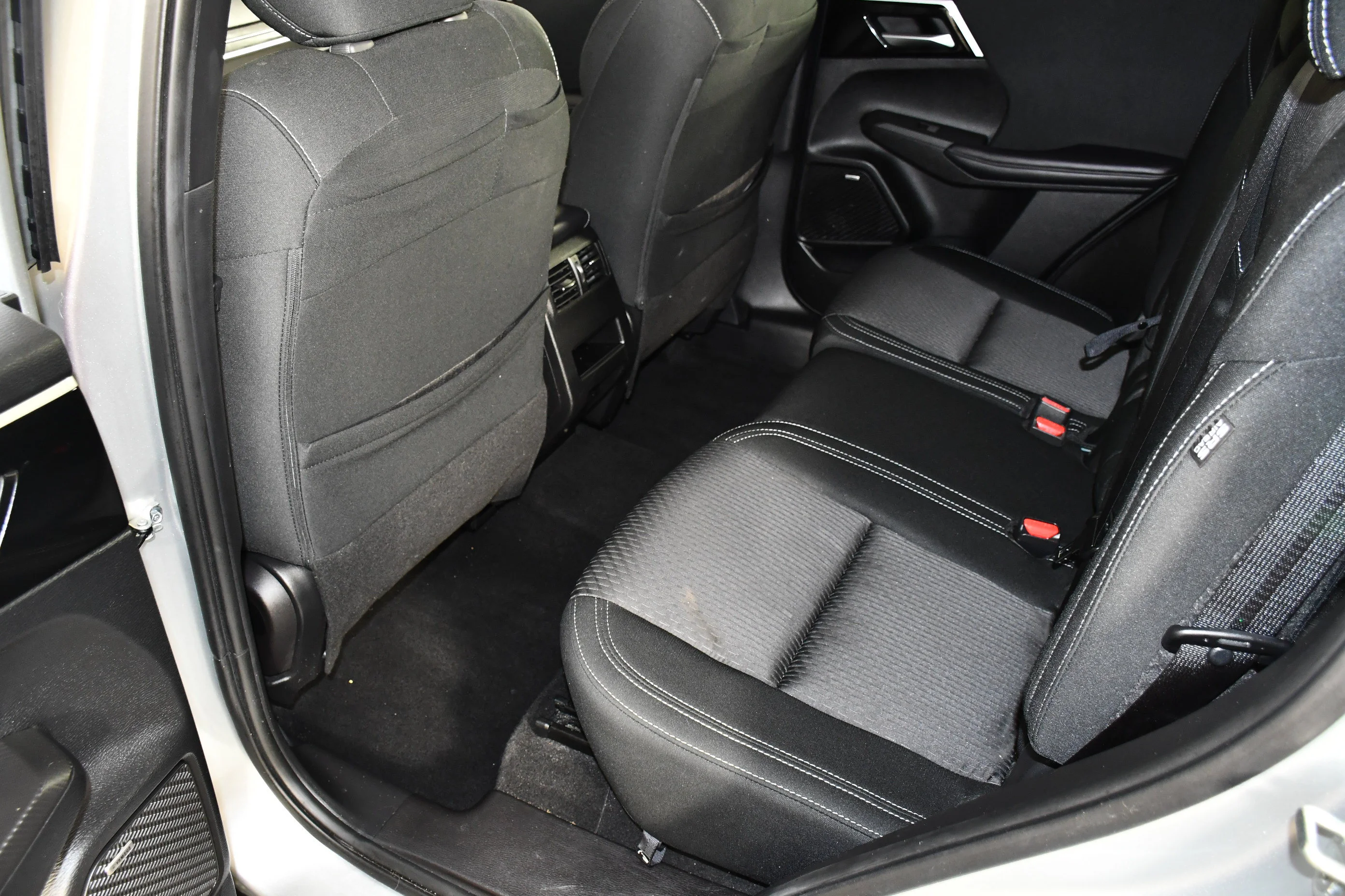 Used 2025 Silver Mitsubishi ES image 27