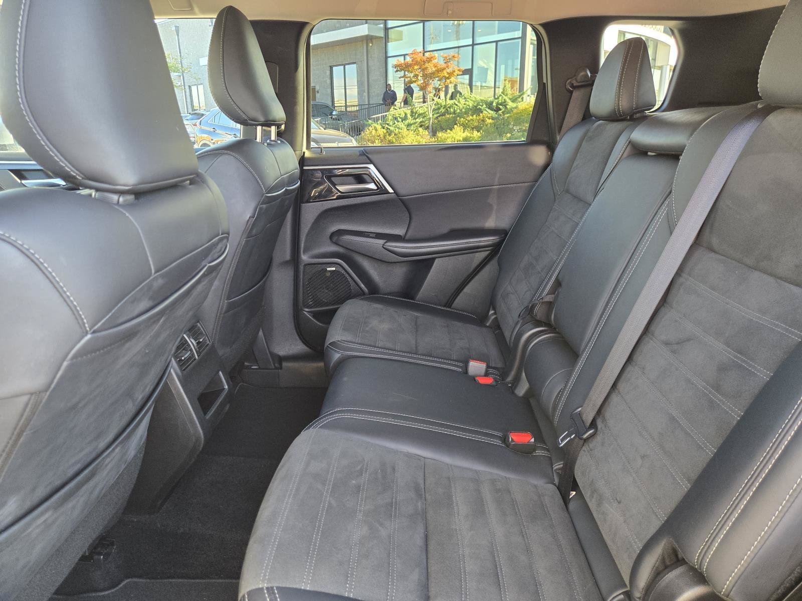 2025 Mitsubishi Outlander SE - Photo 14