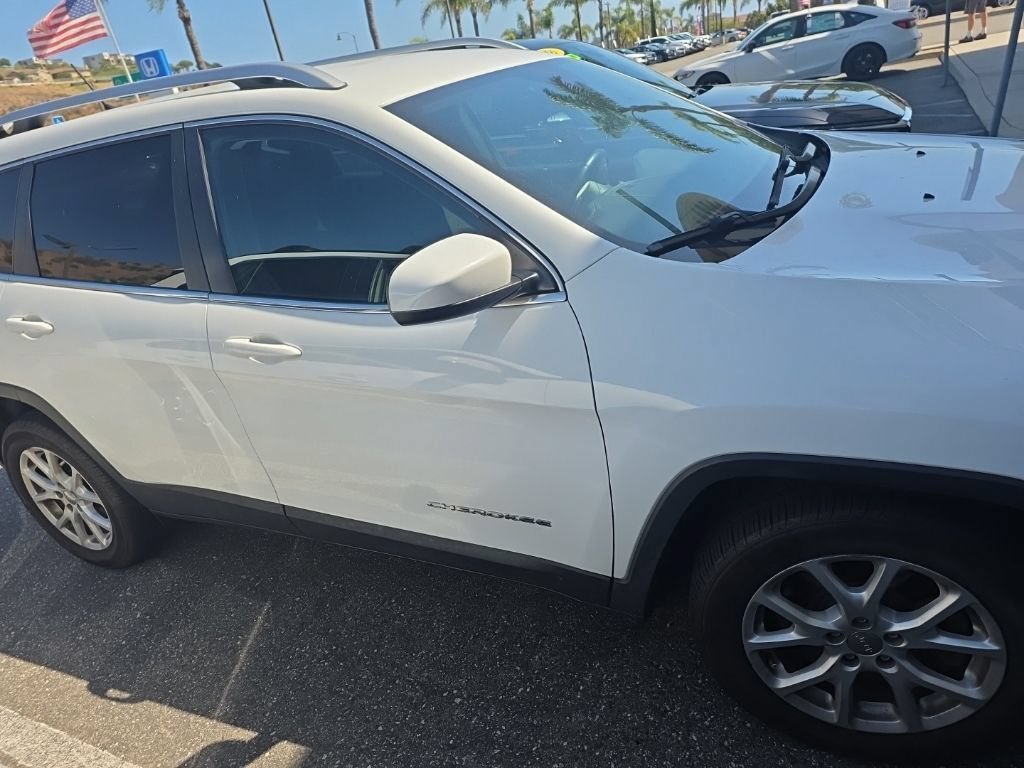 Used 2016 Bright White Clearcoat Jeep Latitude image 4