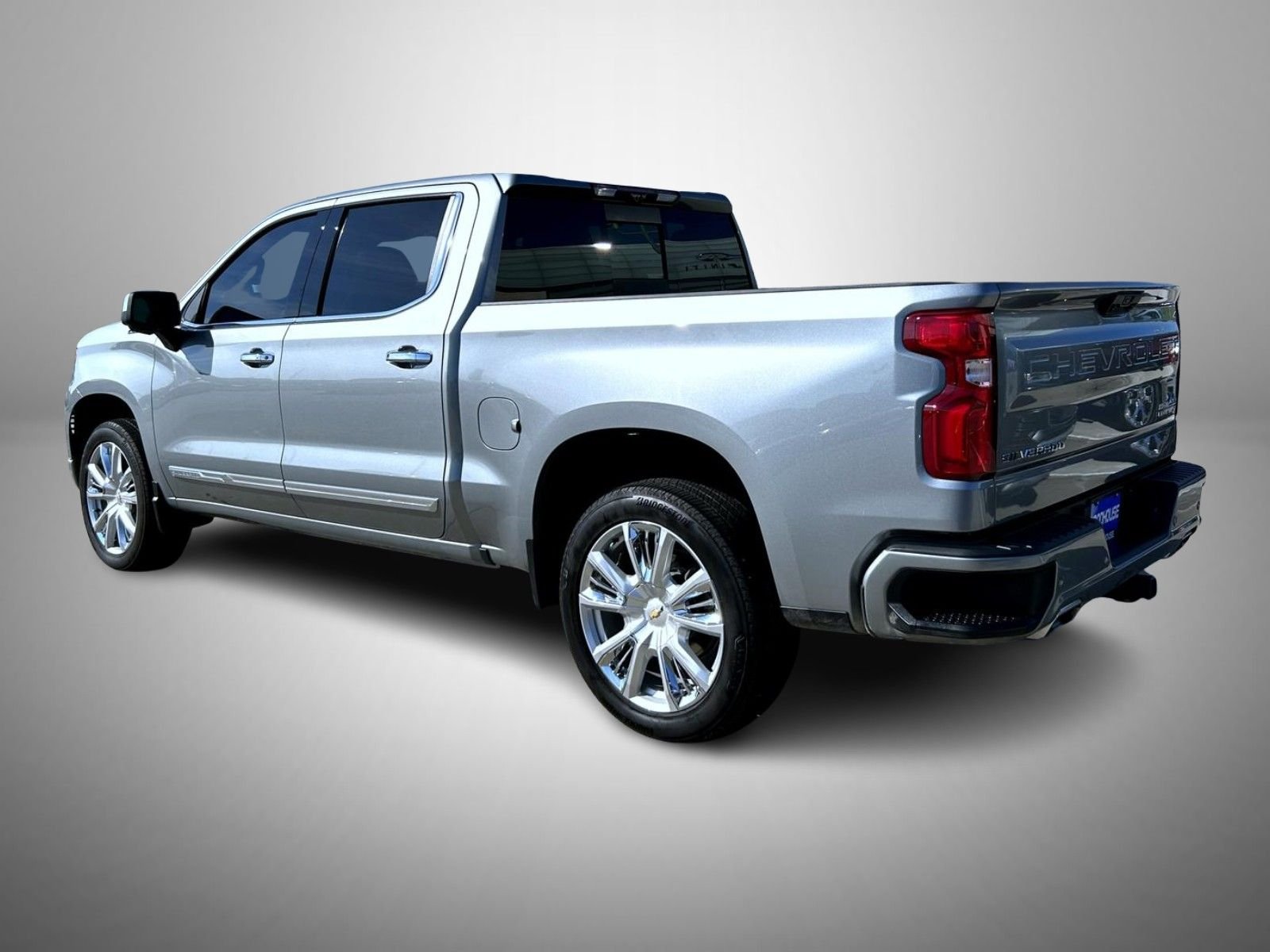 Used 2025 Gray Chevrolet High Country image 7